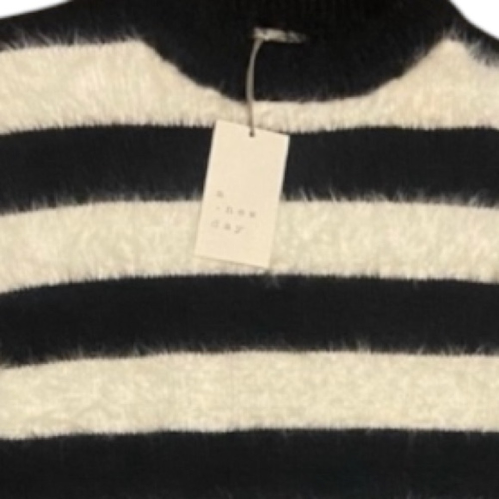 NWT Size XS Woman’s top Long Sleeve Sweater. Feels so warm and cozy. Soft! - Picture 4 of 5